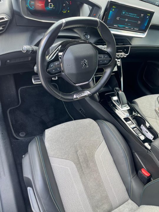 Peugeot e-208, foto 5 di 8