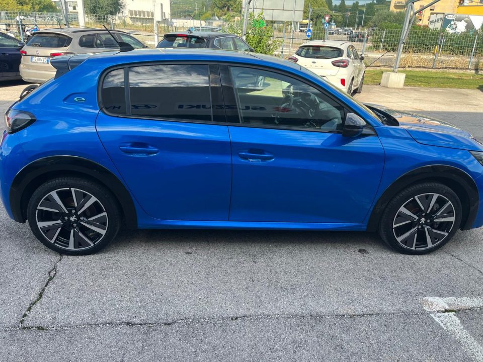 Peugeot e-208, foto 2 di 8