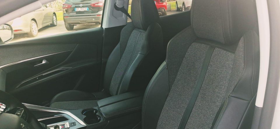 Peugeot 3008, foto 6 di 8